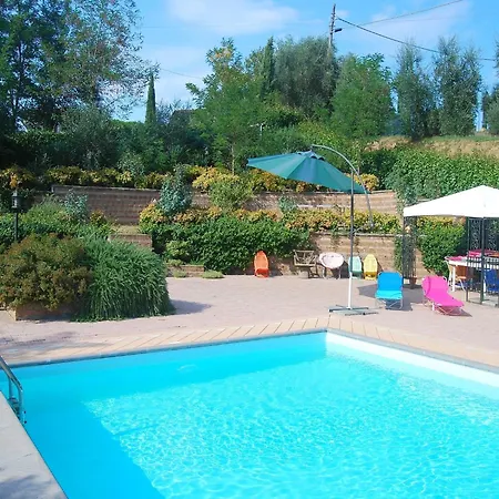Дом отдыха Sunlit With Pool